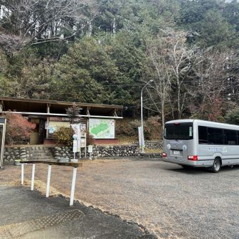 下山した先にYAMAP上で「トレッキングコースインフォメーションセンター」とあり、自販機エイドを期待したものの、トイレとMAPがあるのみ…思ってたのと違う😅
登山者用の駐車場とバス停もあり、ここを起点に歩く人が多いのだろう。