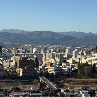 左手に杭甲三角点、小杭甲、杭甲山、栗子山。右手奥に白い七ツ森