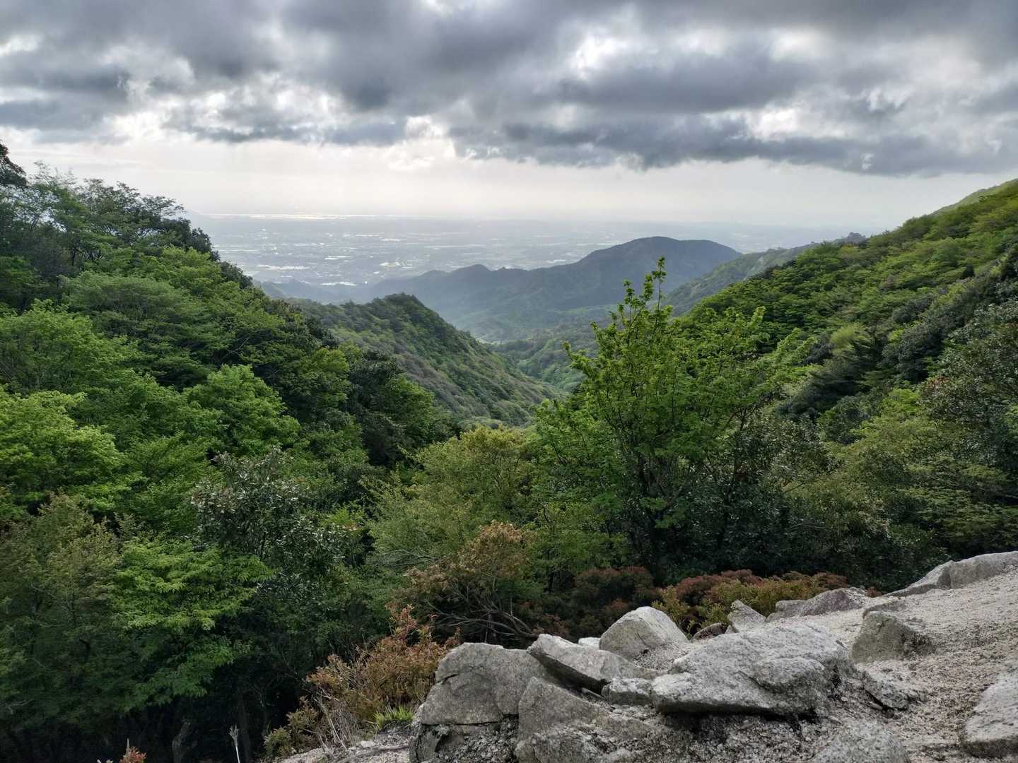 伊勢湾が望める縦走路、風は強い
