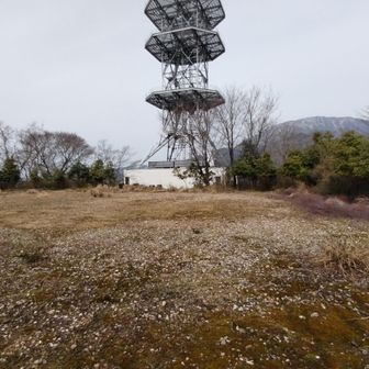 電波施設の前に広場。背後には伊吹山が構える。