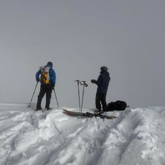 弥山沢を滑ろうとガスが晴れるのを待つBCヤーと会話

年は同じくらいかなレジェンドっぽい方でした。

斜面を覗くと壁のように切り立っていて怖い（笑）

そのストックはスノーシューでの限界アタックや別山中央領取付きにあると安全かも

青鬼、また👹に内緒で買う事にする（笑）