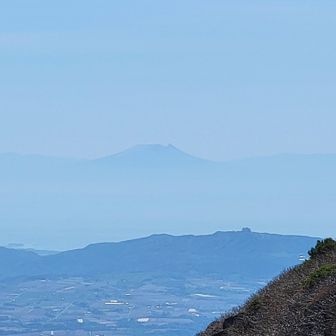 遠くには道南の秀峰「北海道駒ヶ岳」