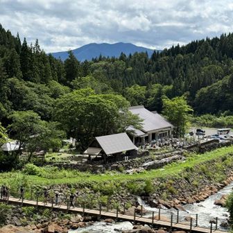 吊り橋や山道っぽい所を歩き🚶滝までいきます