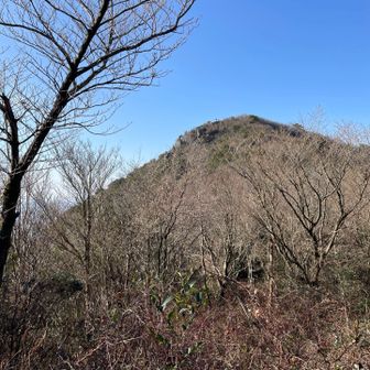 下から眺めるパノラマ展望岩