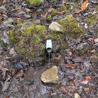 避難小屋の水場。ちょろちょろ