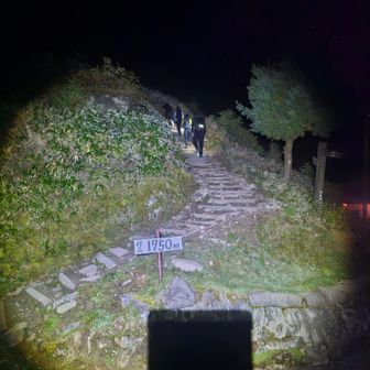 翌朝は３時起き。標高1700ｍ級なので冷え込みを覚悟していましたが、一晩寒さは感じませんでした。
４時半に出発。こんな時間ですが、見ノ越から上がってきたたくさんの人が剣山の頂上をめざしていきます。