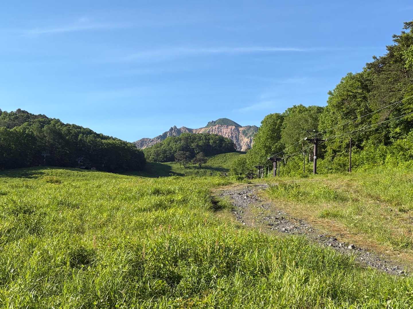 正面に磐梯山

朝陽が 地味に暑いﾃﾞｽ 😓