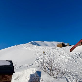 前へ…進みます、この後登って行くと、天気は良いのに、爆風へ変化、その間しばらく写真撮れず