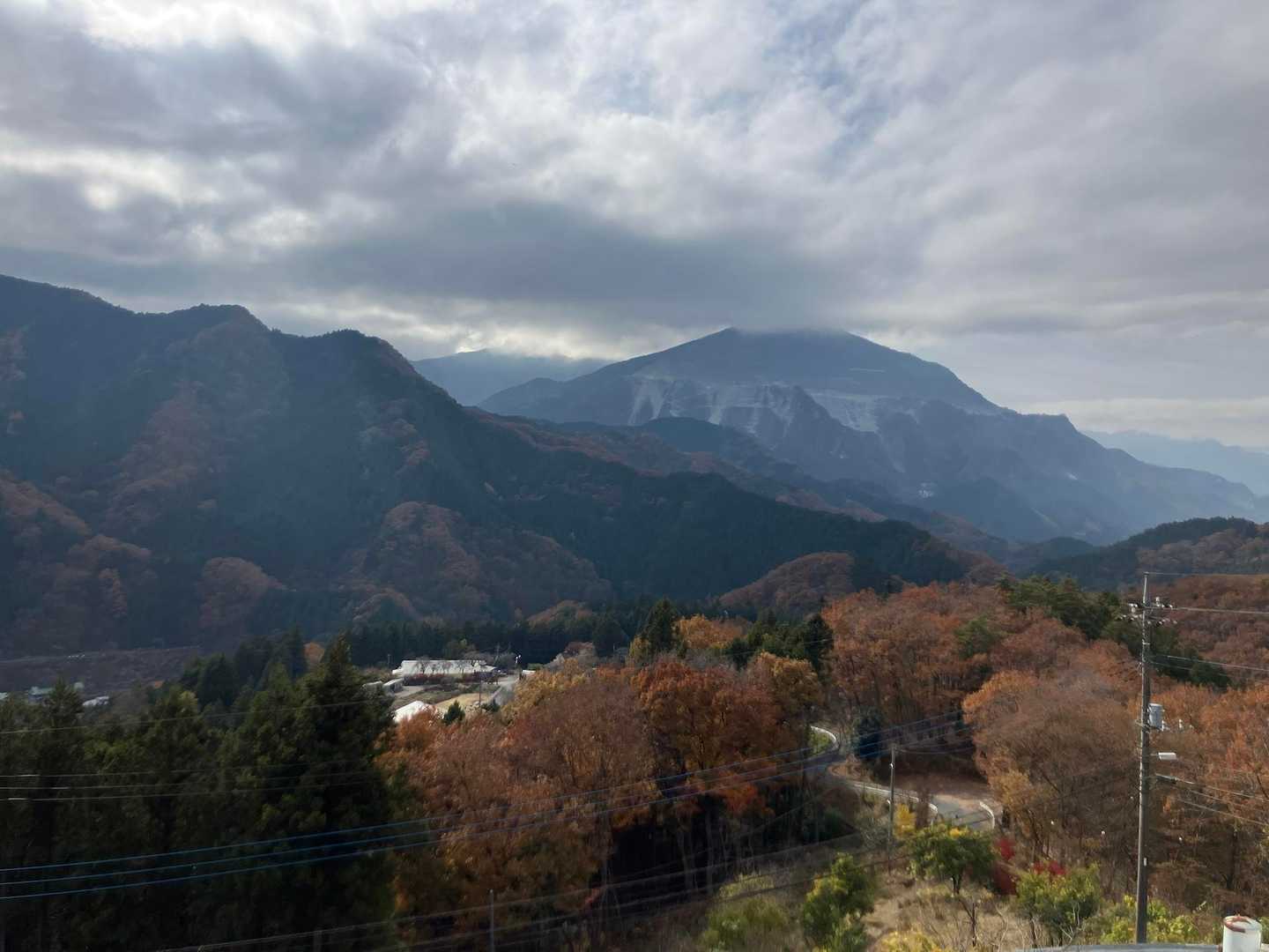 武甲山の雲が取れてきました。