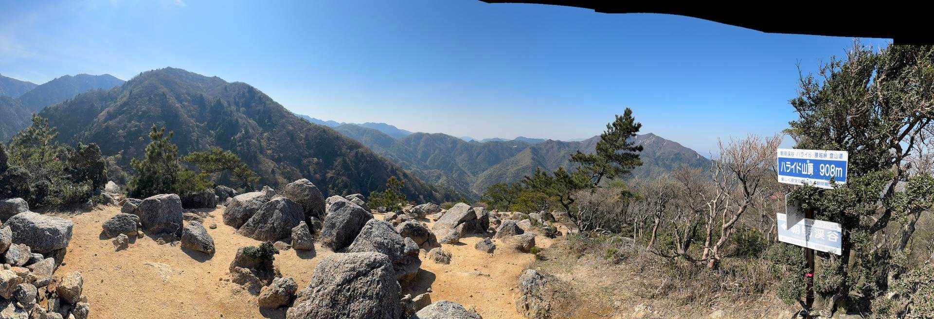 今日歩いて来た山々をパノラマで