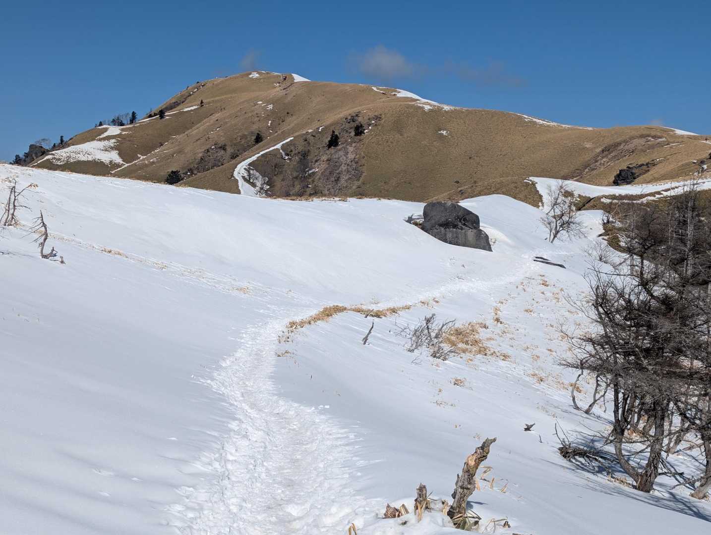 三峰山と雪道が何とも言えない美しさ✨️❄