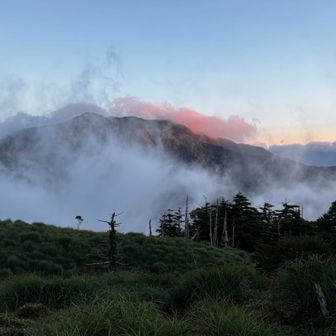 朝日と雲のかかる美嶺。