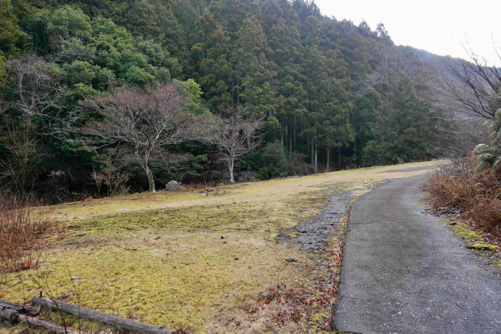 車道を更に進むと駐車スペースがあります
ここまでの道幅は狭くてガタガタ、落石多しでここに駐車するのはヤメておく方がいいと思います
ジムニーとかならここに停めるのもありかな