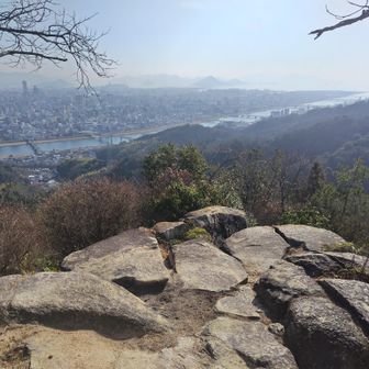 開けた場所から、再び太田川
より近く見えました。
竹で作られたベンチがあり休憩😊