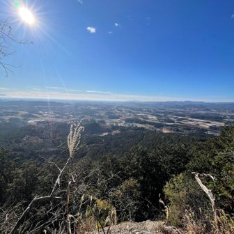岩場を登ると。
早速最高の眺め！
手前は崖です。