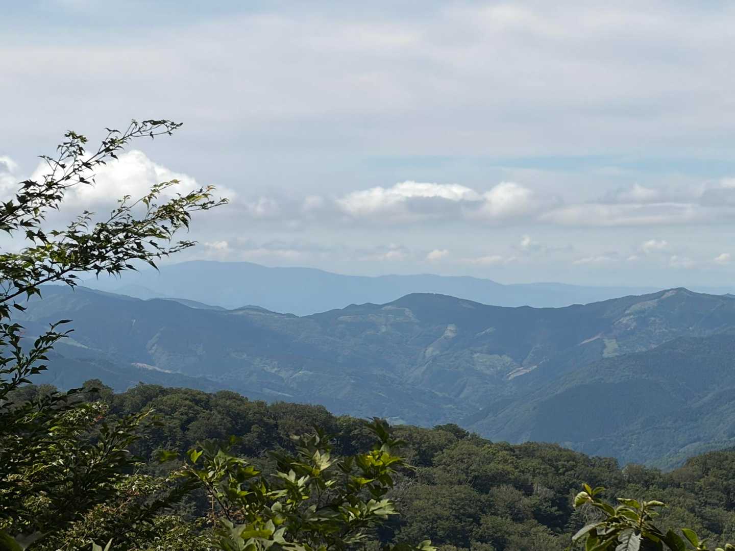 時に現れる山々を眺め…