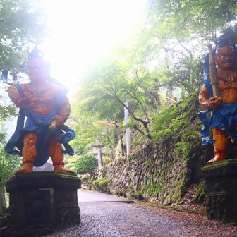 先にはカラフルな仁王様。