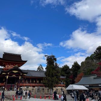 石清水八幡宮の拝殿

ここの祭神は中央に応神天皇、左側に比咩(ひめ)大神、右に神功皇后(ここだけ同じ)となっている。宇佐神宮と違っているではないか。ここに両社の関係、また八幡神の興味深い背景を感じる。

先日訪ねた宇佐神宮では、中央に比売(ひめ)大神、左手に八幡大神(応神天皇)、右手に神功皇后と、それぞれ別個の拝殿がある。だから3回参拝する！。微妙にそれぞれの独自性がある。無論、八幡神が降り立ったのは、いずれの神社でもなく、宇佐神宮から少し離れた馬城峰だ。

これこそ、認知症対策で、へんてこな謎解きの作業を楽しむことができる一助になりそうだ。