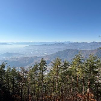 甲州市街に浮かぶ「塩ノ山」