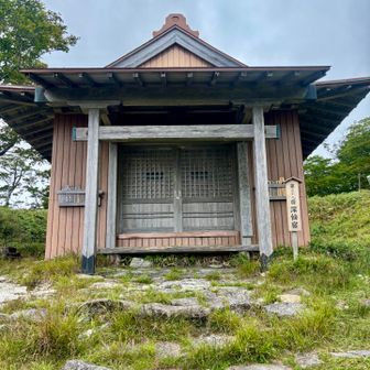 まずは、第三十八靡、深仙宿(じんせんのしゅく)へ

ここは、大峯奥駈道、全75靡のちょうど中央に位置する非常に重要な行場ということ

単なる「宿泊場所」という意味ではなく、古くから参籠・修行や灌頂などの重要な修験の儀式が行われた場所なんだって😲

扉を開けて靴を脱いで中へお邪魔します🙏