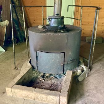 ヒュッテ内は綺麗でした。トイレ有り