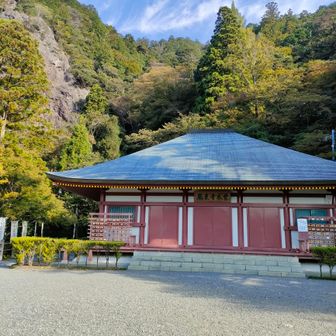 フー。本堂到着　まだ　一般観光客はいない