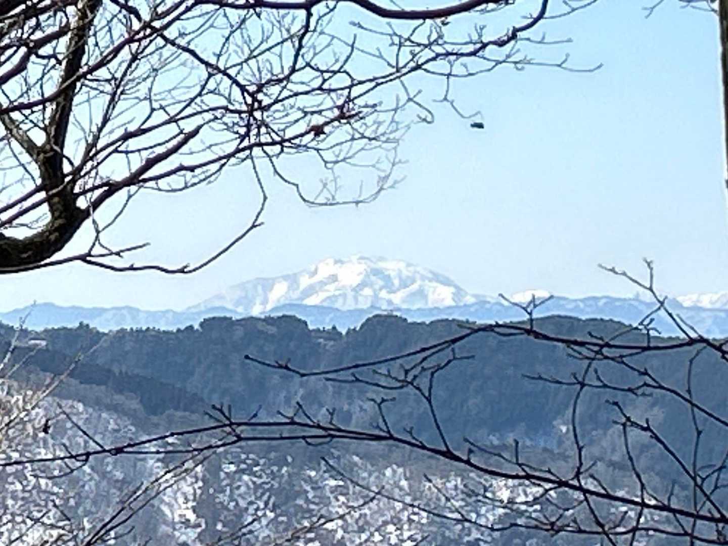 南西方面に見える雪山。
霊仙だと思っていたが、どうやら伊吹山かもしれない。霊仙はもっと左のほうかな、手前の山に隠れて見えないようだ。