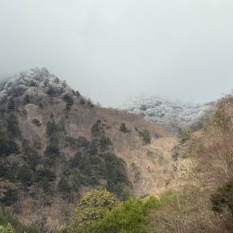 山の上は、秋と冬の攻め合い