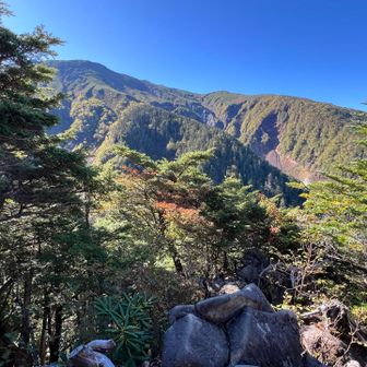 のぞき岩から下を見ずに顔を上げると…