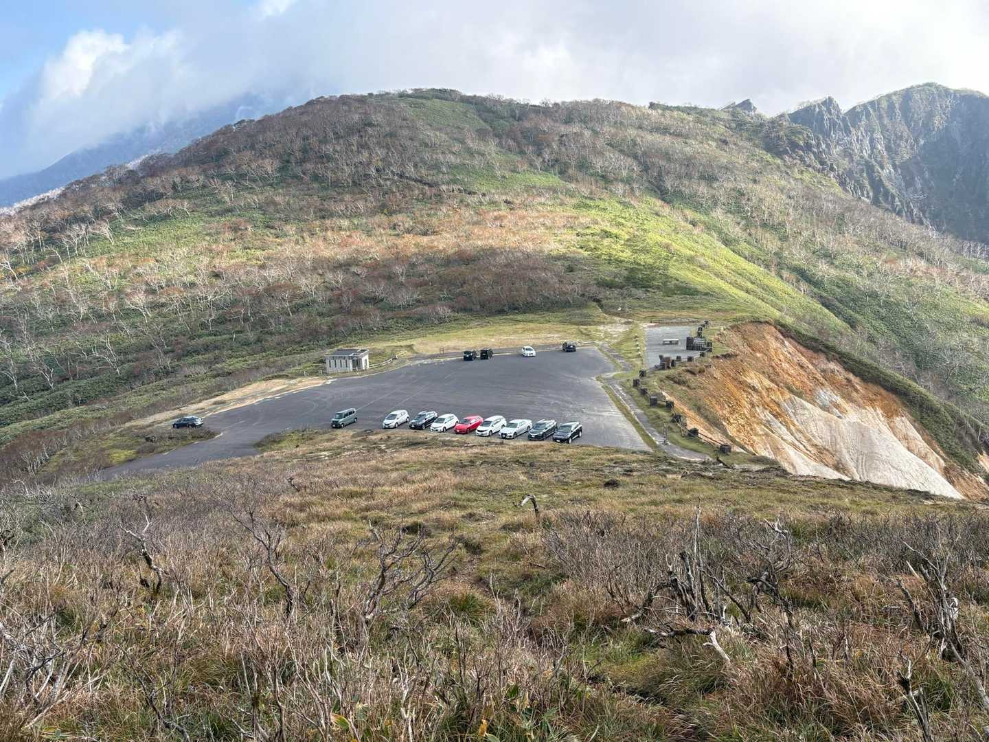 車が何故オロフレ山側よりカルルス山側に多いのか不思議⁉️🤔
