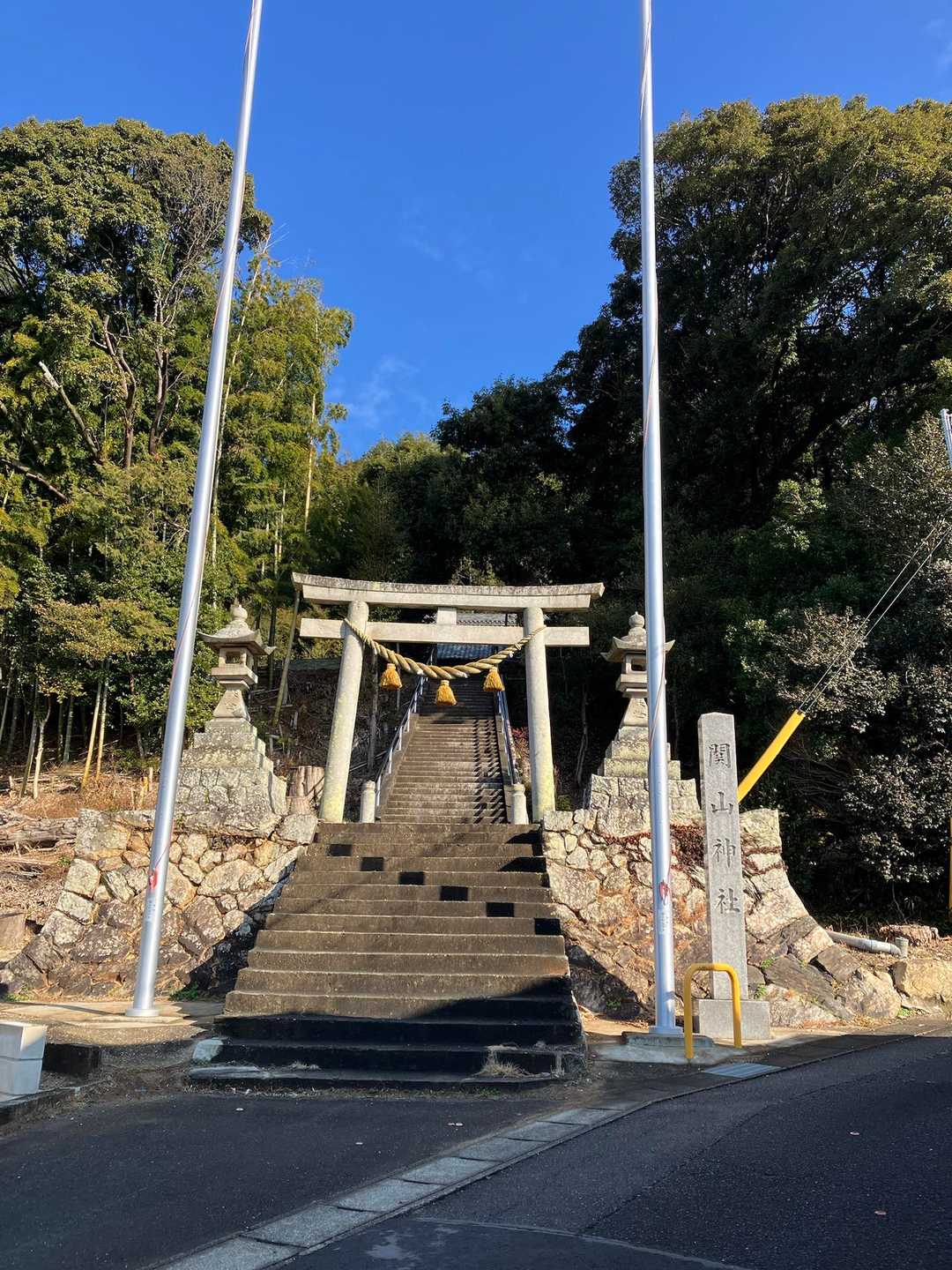国道1号線を少し歩き、開山神社の階段を登り
右手に回り込んだ場所が、牛乗山の登山口👣