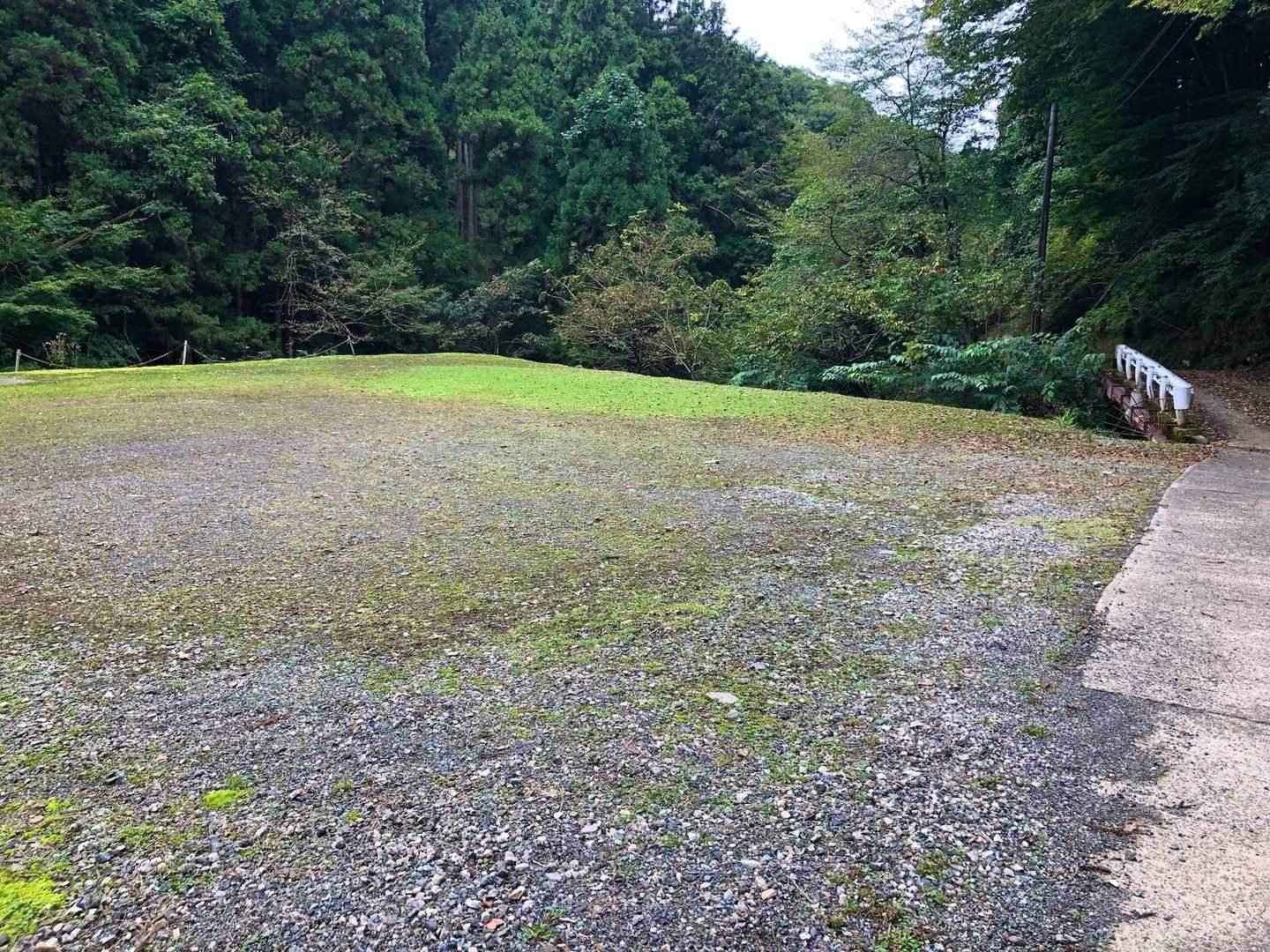 登山口前にある 広々とした駐車場🅿️(無料)に車を止めました🚗
トイレはありません🚽