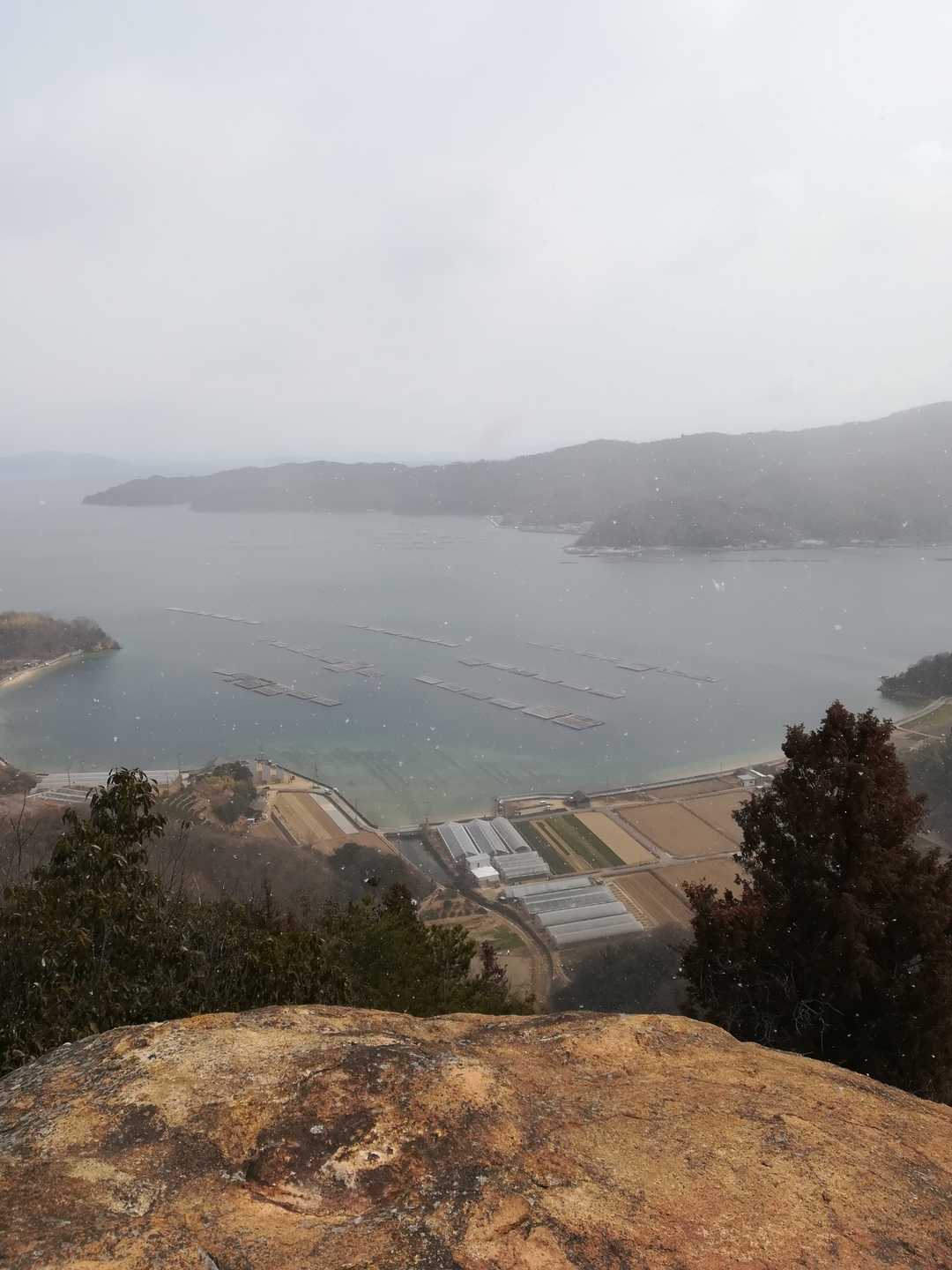頂上の大岩からの眺望。😜
恐いけど素晴らしいです。🎶