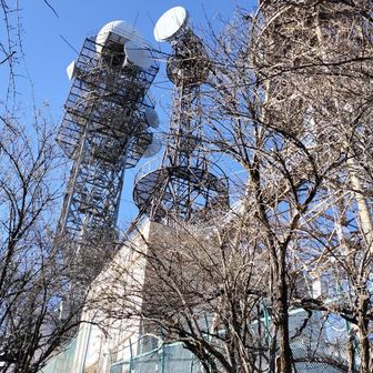 もうすぐ御巣鷹山頂上です。こちらにも電波塔がぎっしりと…