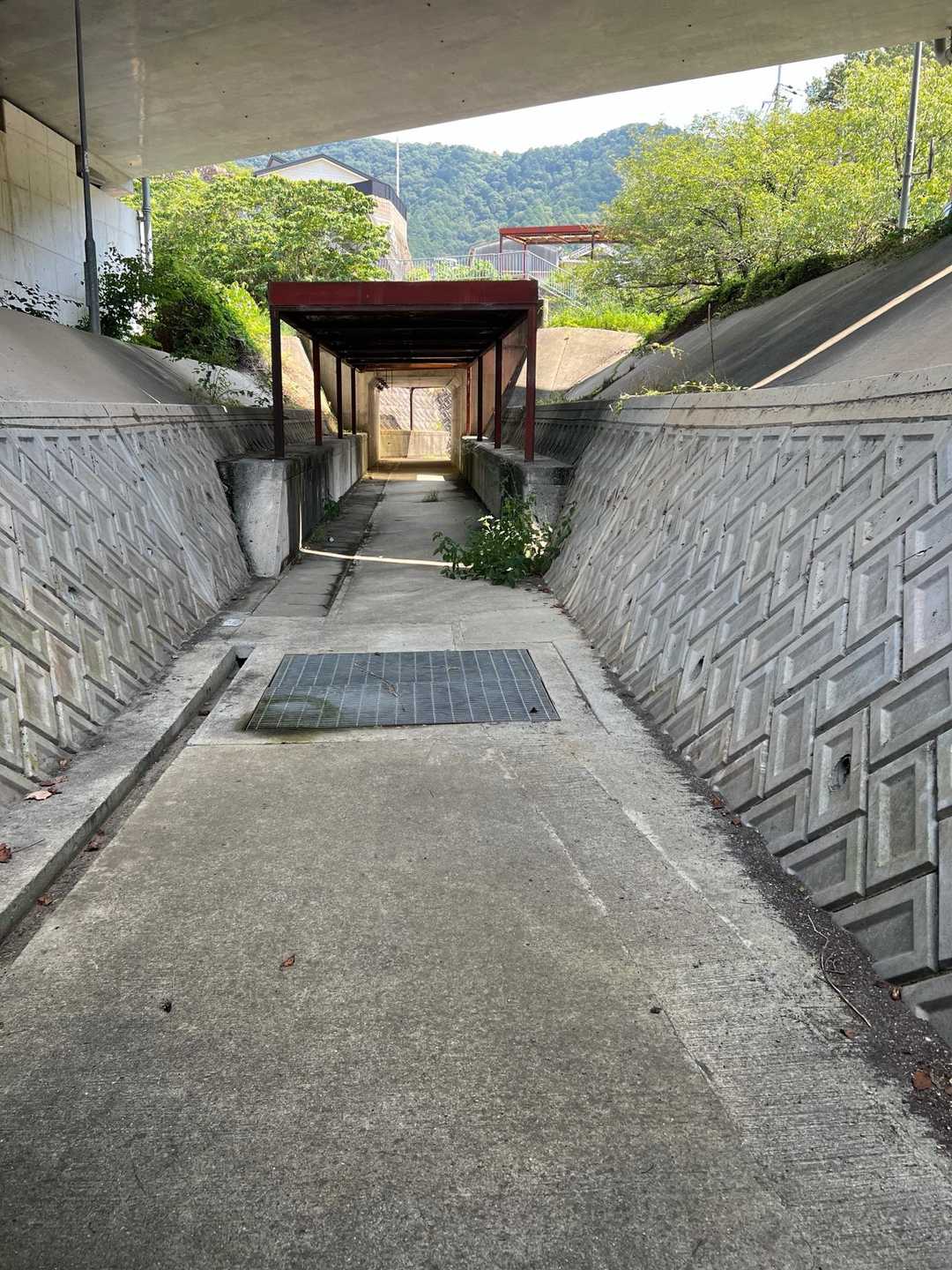 赤い屋根の地下道を通ります