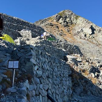 とりあえずチェックイン、疲れ＆冷え切った身体にムチ打って今の内に涸沢岳へ、さすがにザックはデポ、CTは往復35分