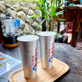 駅出入り口の すぐ真横に
こ洒落たお店が🥰
生ビールいただき〜🩷

中身もタンブラーも、キンッキンに冷えてて 
ほんまにくぅぅーーー♡ってなった
めっちゃ美味しかった  瞬殺🥰🍺