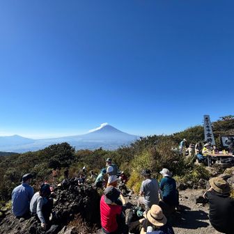 3連休の山頂には、たくさんのハイカーが。