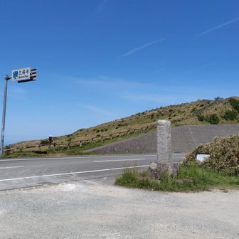 仁科峠の標識のすぐ脇が駐車スペースです。
