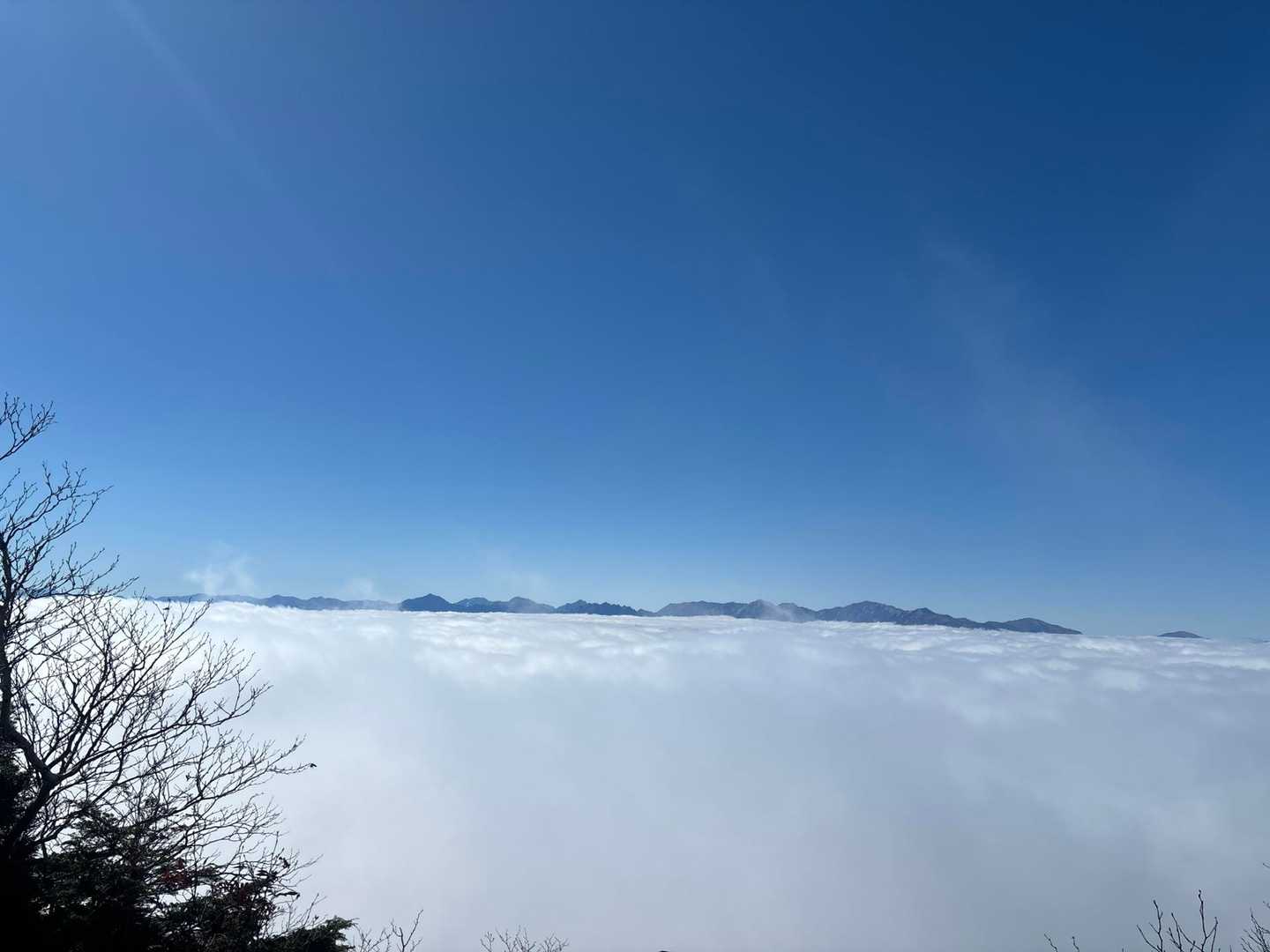 北アルプス、雲海の奥に