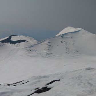 左は女岳、地熱の暖気で雪が薄いです。
右手は男岳。