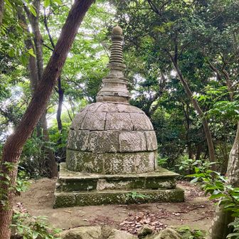 妙見山の仏舎利塔。
古代の遺跡感あるなぁ。