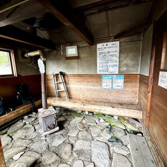 中は土間と