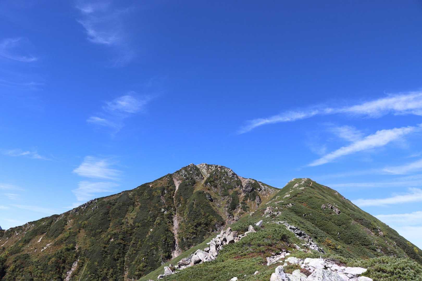 常念岳（三股） | 安曇野からのピラミダルな山容、パノラマ銀座を代表する百名山の写真