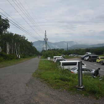 駐車場に車を止めてスタート。
手前で入山料　￥300