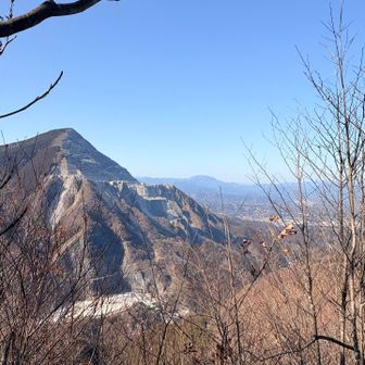 ここも初めてのピーク　焼山⛰️
埼玉の名峰(武甲山、両神山、二子山)揃い踏みです🤩

この写真は、お2人のお兄様が方に場所を開けてもらい撮りました😊ありがとうございます♬無事下山できました👍