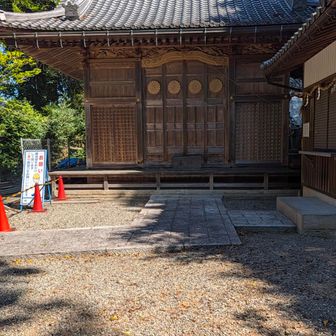 場所が飛びんで、磯山に磯崎神社があります。扉に菊の御紋を持っているのでGoogle先生に聞くと大国主の尊が御祭神との事です。瓦には井伊家の家紋がありました。