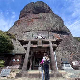 不動神社⛩️
不動明王が祀られている拝殿の背後には、赤紫色の礫岩層からできた高さ約80ⅿ、根回り約100mの前不動🪨