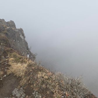 山頂裏は断崖絶壁...