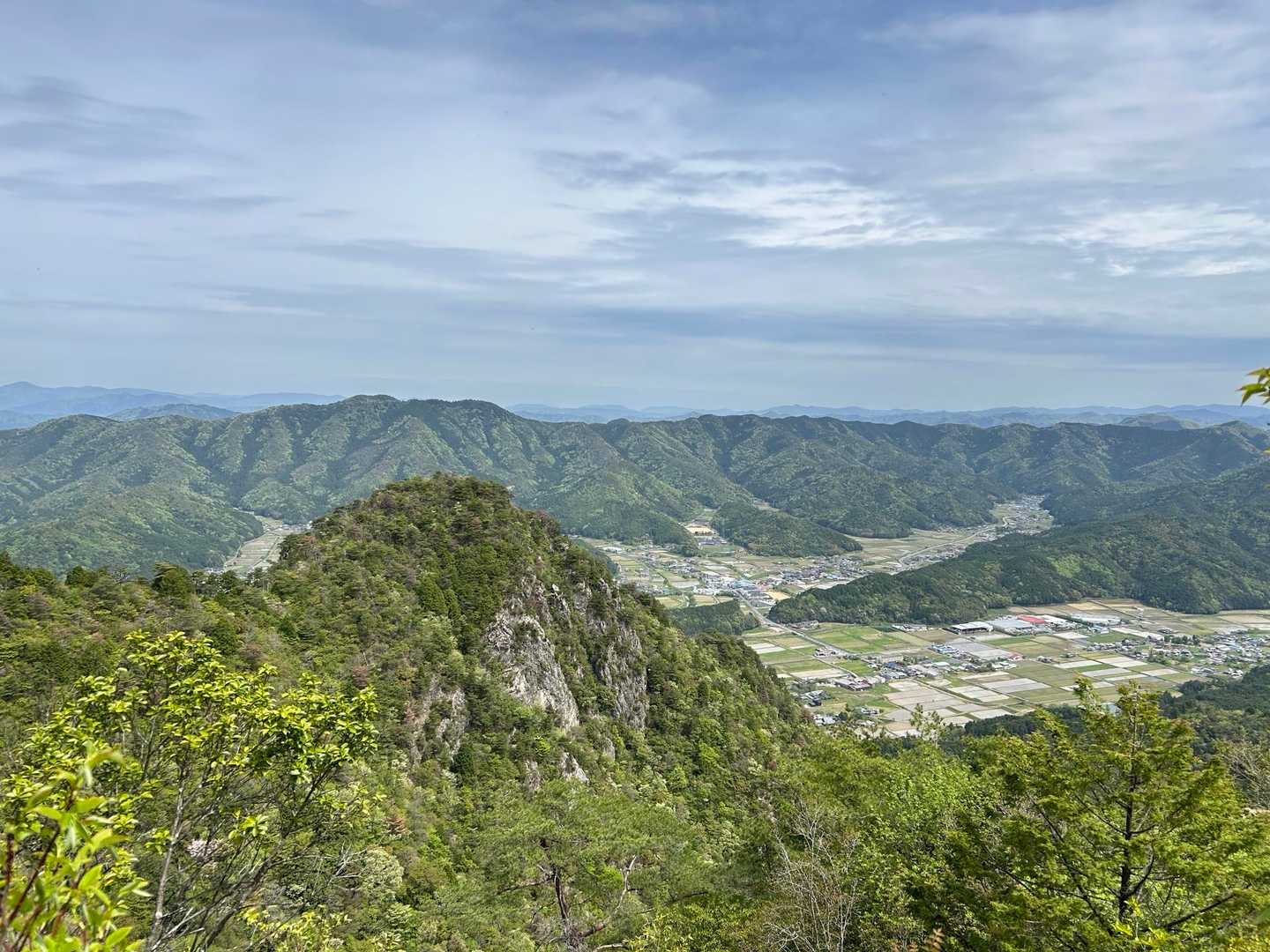 鋸山に向かうルートから東峰が見えました👀
自衛隊があの岩肌で訓練するんですかね🧗